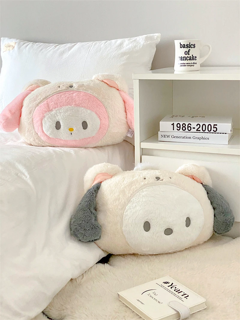Una cama con dos animales de peluche y un libro sobre ella