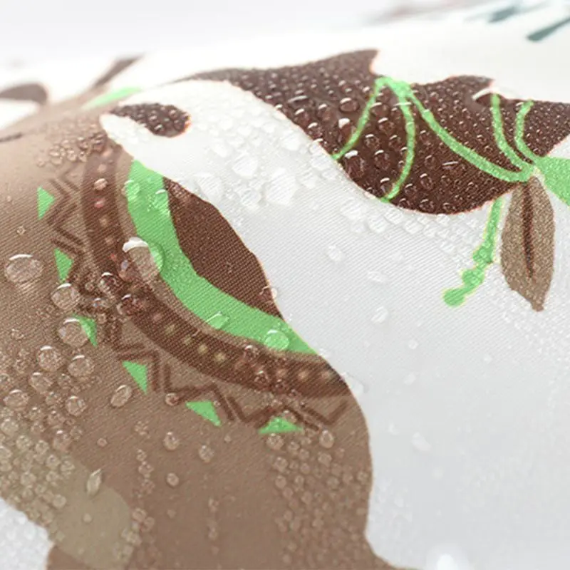 Una tela de estampado de animales marrón y blanco con gotas de agua