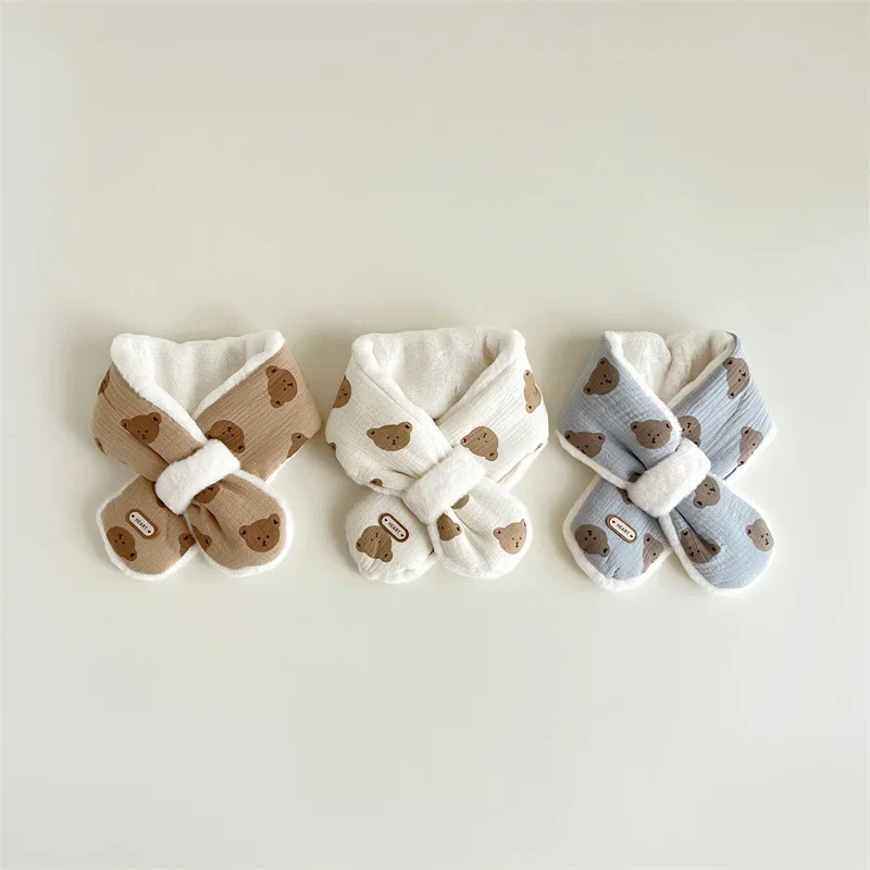 Bufanda coreana con estampado de oso de dibujos animados para bebé, bufandas cruzadas gruesas y cálidas de felpa para invierno, bufanda protectora para el cuello para niños y niñas, nuevo