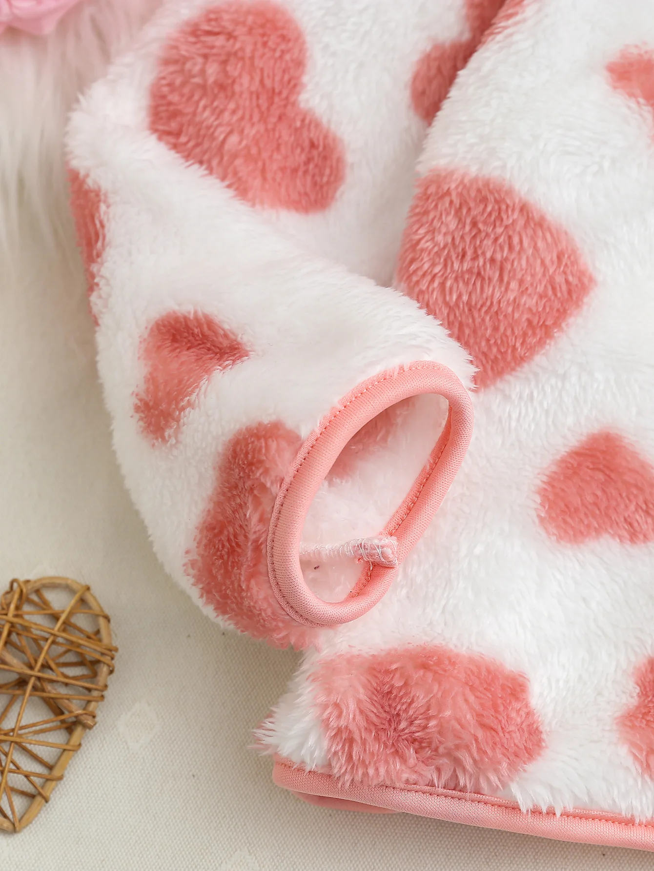 Cárdigan blanco de invierno para niña con corazones rosas estampado