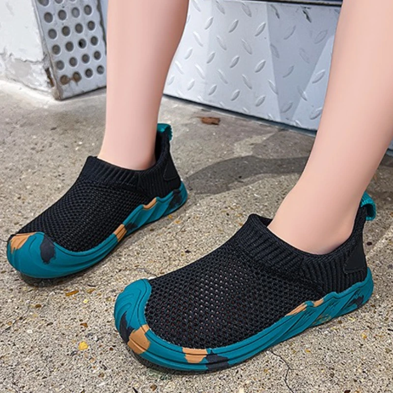 Nuevo zapato para chico, zapatillas informales de suela blanda a la moda, zapatos antideslizantes transpirables simples Retro para niño, zapatos para ir al trabajo diario para niñas