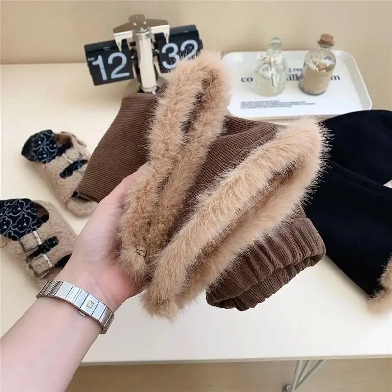 Una persona sostiene un artículo peludo marrón en la mano