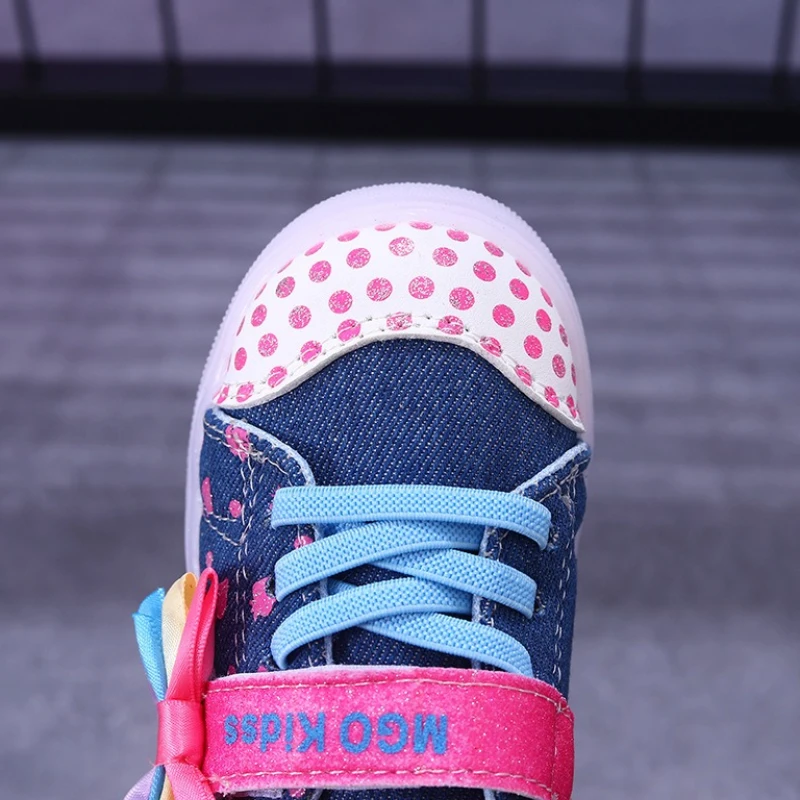 Zapato informal para niños 2025, nuevo zapato iluminado de fondo plano para las cuatro estaciones, zapatos deportivos a la moda para niños, zapatos escolares con lazo para niñas - imagen 4