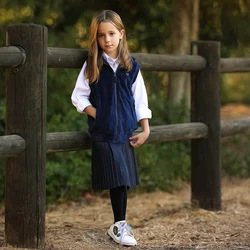 Chaleco escolar terciopelo azul marino con capucha y corazón bordado