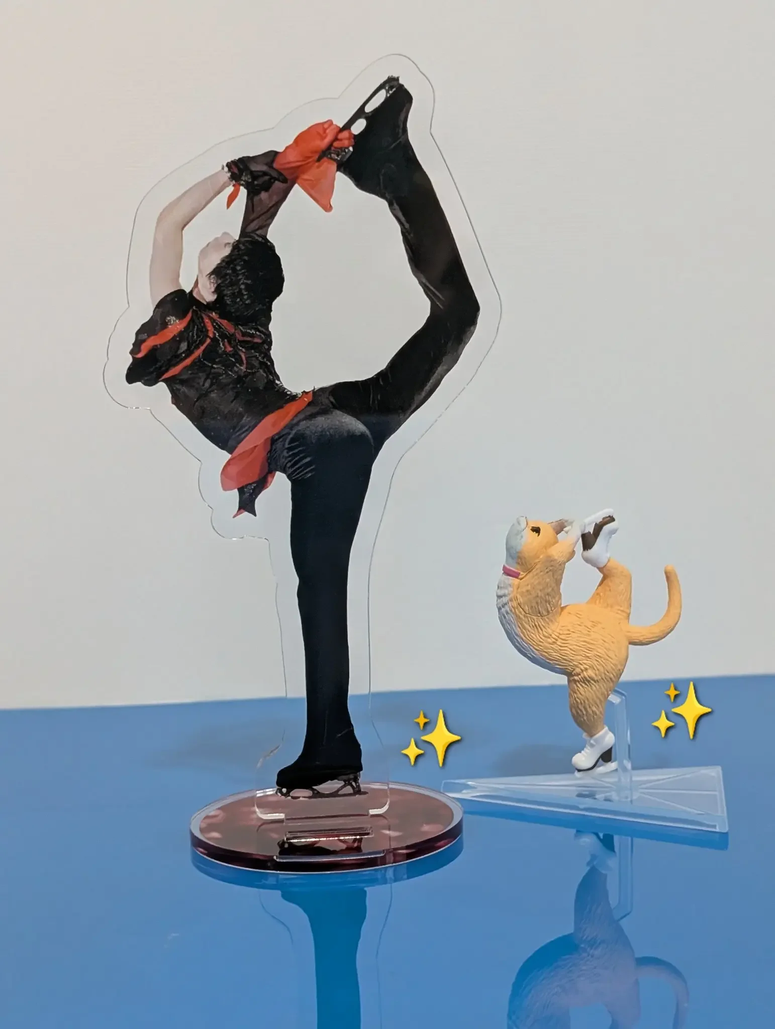 Juguetes de cápsula de color amarillo, lindos gatos kawaii en el hielo, calicó, gatito de jengibre blanco, Biellmann Spin Ina Bauer, figuras de soporte de patinaje y baile - imagen 3