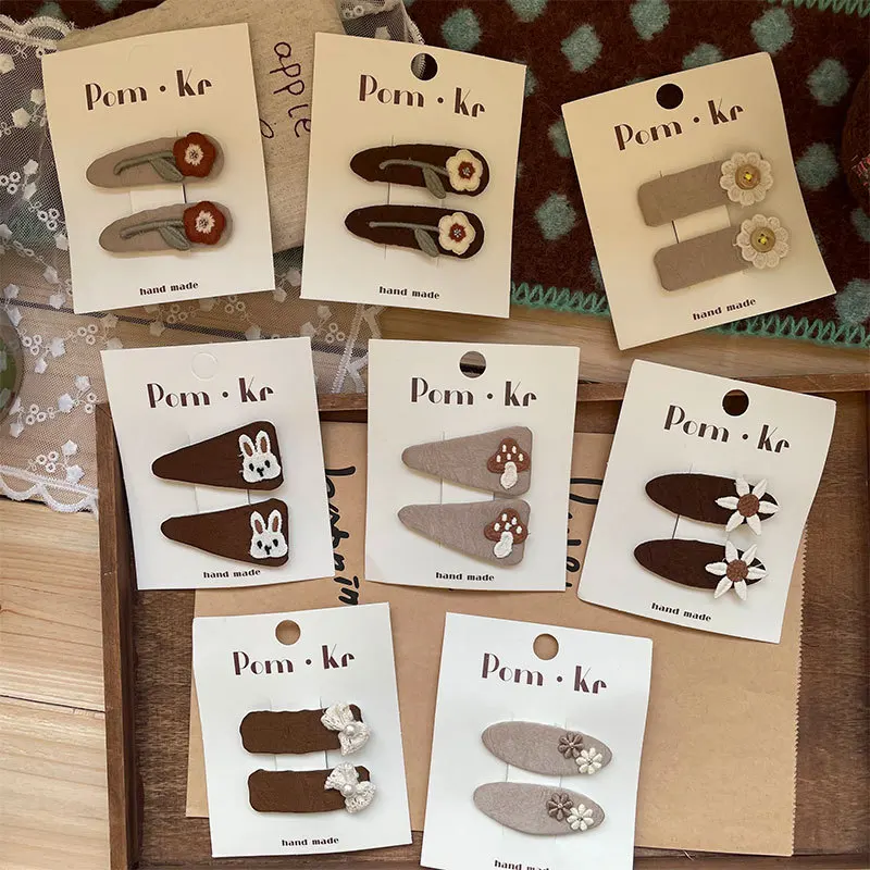 Pinzas para el pelo de bebé bordadas – Lazo floral caramelo suave - imagen 2