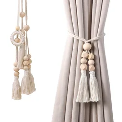 Amarre de cortina minimalista nórdico, estilo boho-chic en casa de familia. Tiene cortinas transparentes de forma segura, ordenadas y elegantes, añade vibraciones frescas.