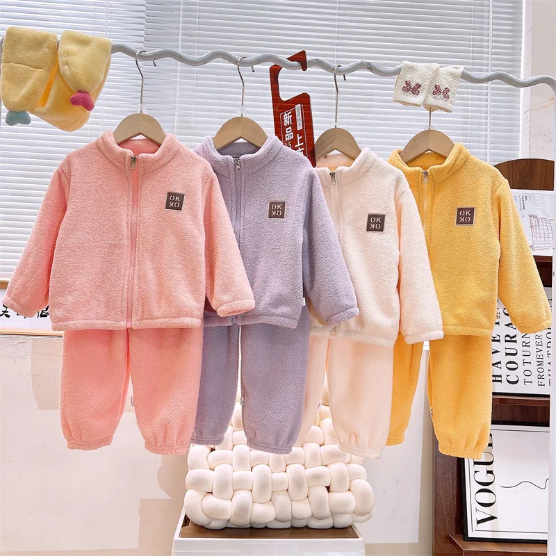 Conjunto de sudadera con capucha y pantalón en forro polar para niños