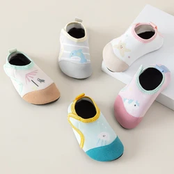 Nuevas sandalias para niños pequeños, bonitos zapatos de natación anticortes para recién nacidos, calcetines de playa antideslizantes para buceo, zapatos suaves