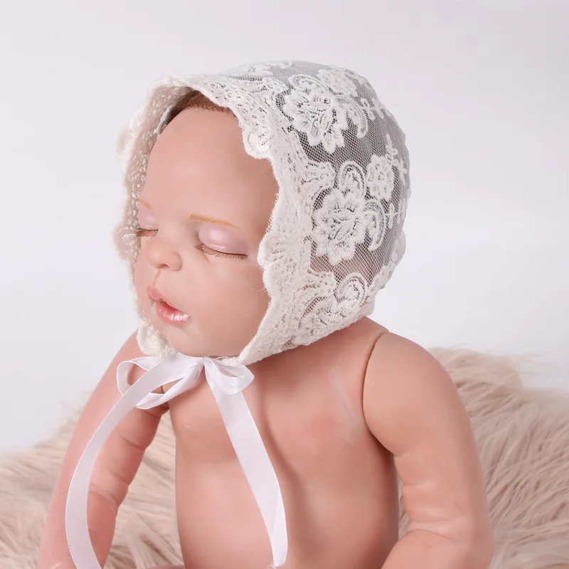 Gorros de encaje para bebés – Suaves y color sólido en fotos - imagen 2