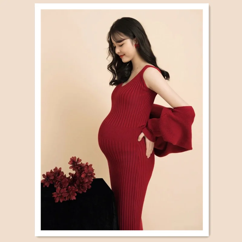 Vestido rojo de embarazo de punto – Cuello en V - imagen 2