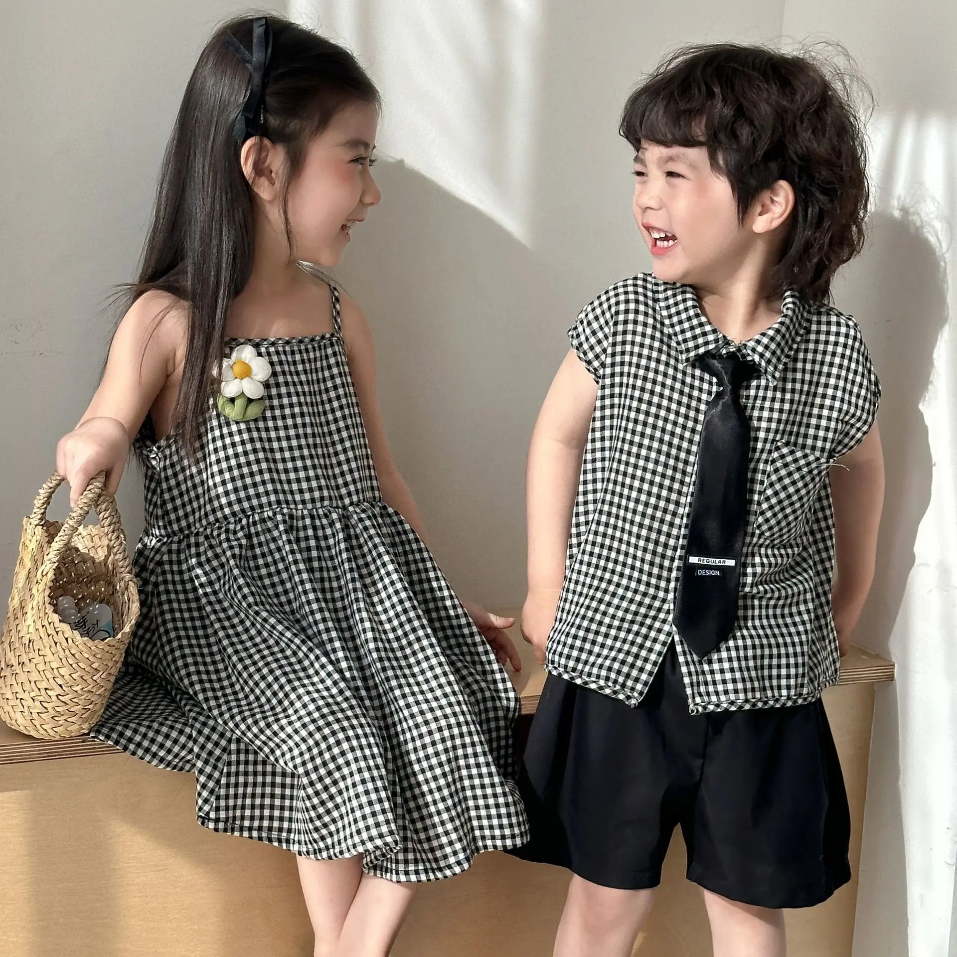 Conjuntos a cuadros de estilo coreano para hermano y hermana, conjuntos de camisas y pantalones cortos para niños, vestido con tirantes para niñas, ropa para niños - imagen 2