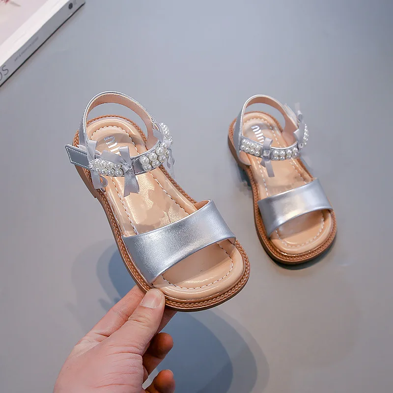 Sandalias de verano para niña, nueva moda, zapatos sencillos para niño, sandalias versátiles de princesa exquisita para niño, zapatos planos antideslizantes suaves para playa 2025 - imagen 4