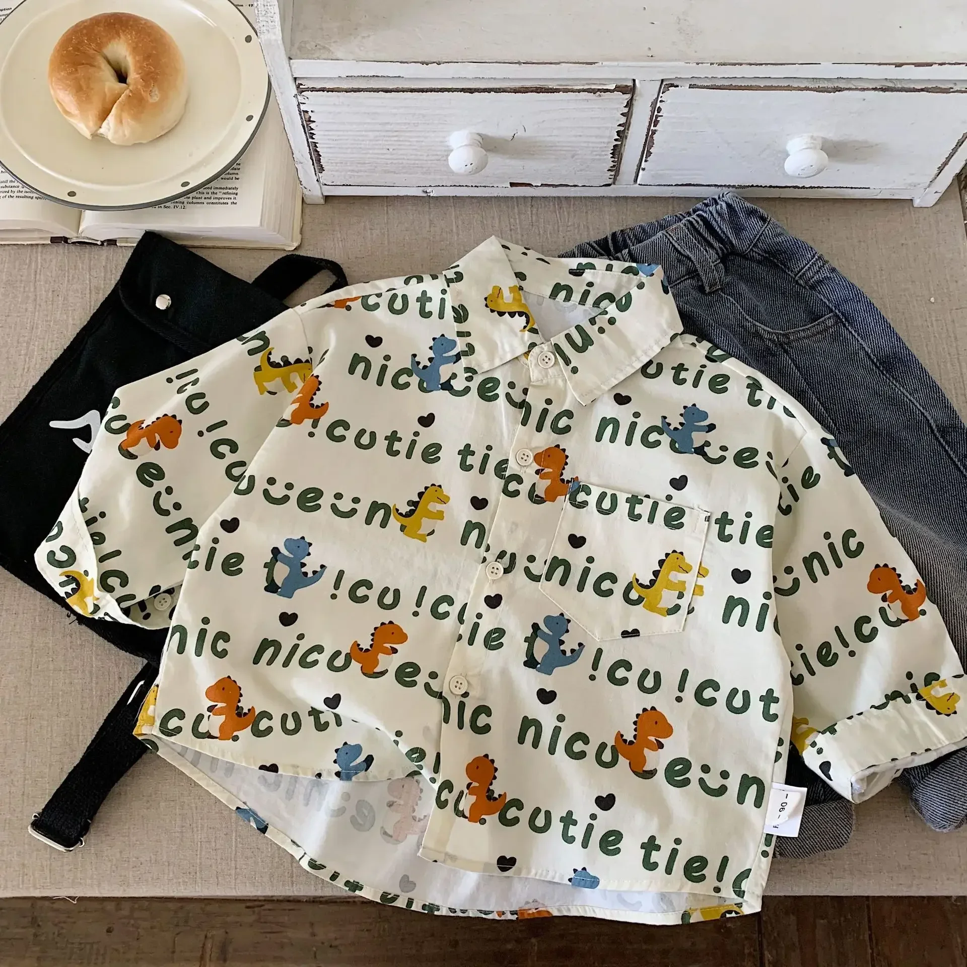 Camisa infantil de dinosaurios con cuello vuelto