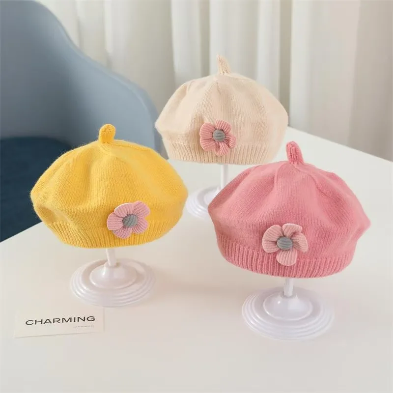 Boina de punto para niña – Gorro cálido con detalle floral - imagen 3