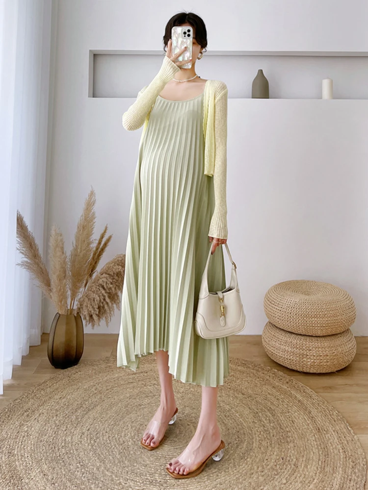 Vestido premamá plisado con tirantes y cárdigan de gasa
