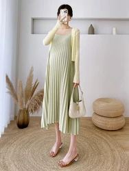 Vestido premamá plisado con tirantes y cárdigan de gasa