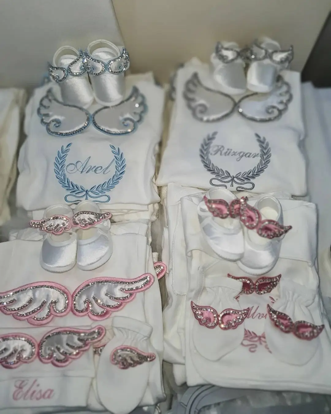 Dollbling, 10 Uds., trajes con alas, cualquier nombre, conjunto de regalo personalizado con bordado de madera dulce, pijamas para bebé, sombrero, vestido Ceremonial de bienvenida a casa - imagen 5