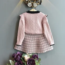 Conjunto de punto para niña: suéter y falda