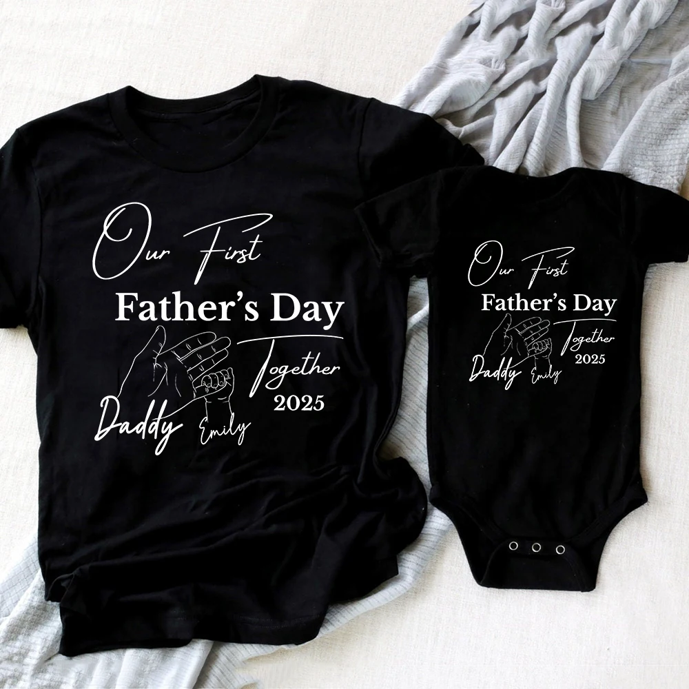 Personalizado nuestro primer día del padre juntos 2025 ropa familiar camisa personalizada para papá mono de bebé regalo del primer día del padre - imagen 4