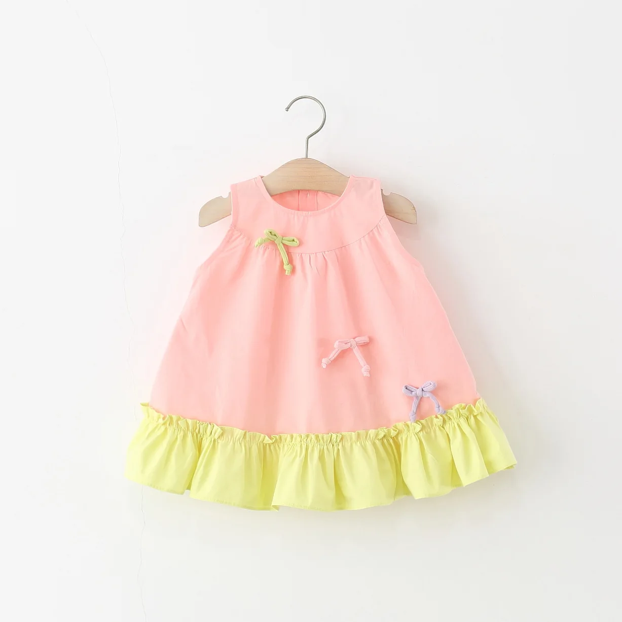 Detalle del lazo del vestido de verano para niña