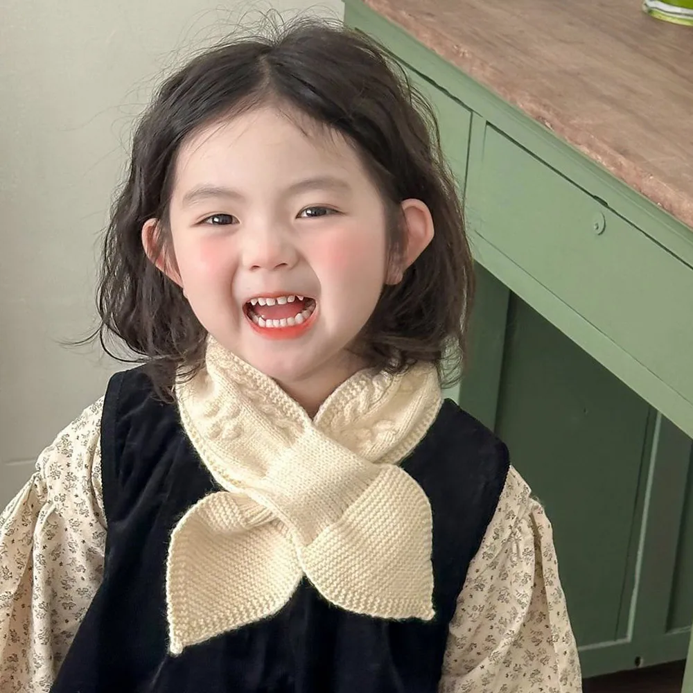 Niña usando chal suave de princesa en clima frío