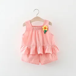 Conjunto veraniego para bebé: camiseta sin mangas y short floreado