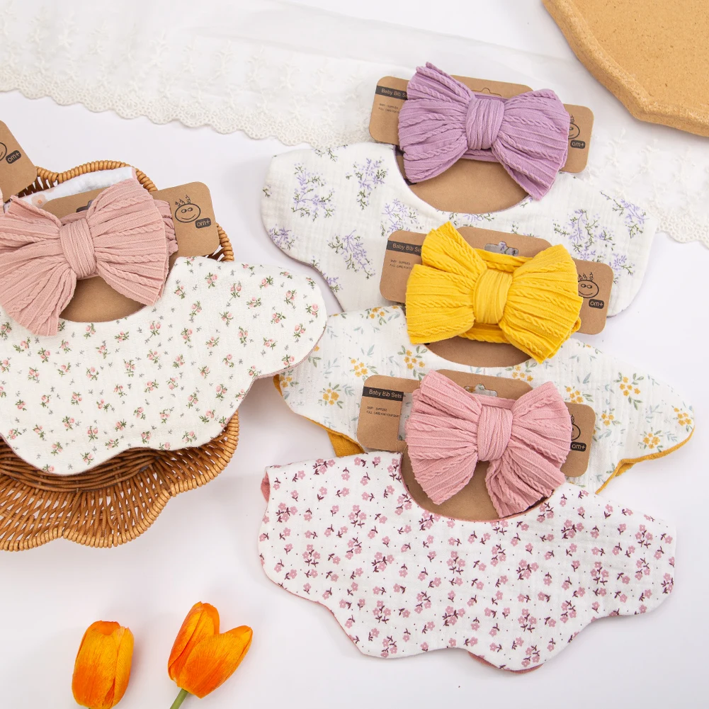 2 unids/set de Baberos y Cable de muselina de algodón para bebé, diademas con lazos grandes elásticos suaves y sólidos, estampado de flores, corazón, toalla para Saliva, tocados - imagen 2