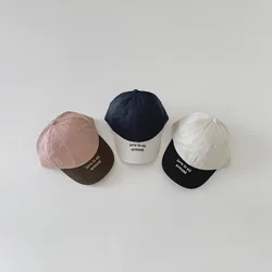 Gorra béisbol infantil ajustable con letras bordadas y cierre