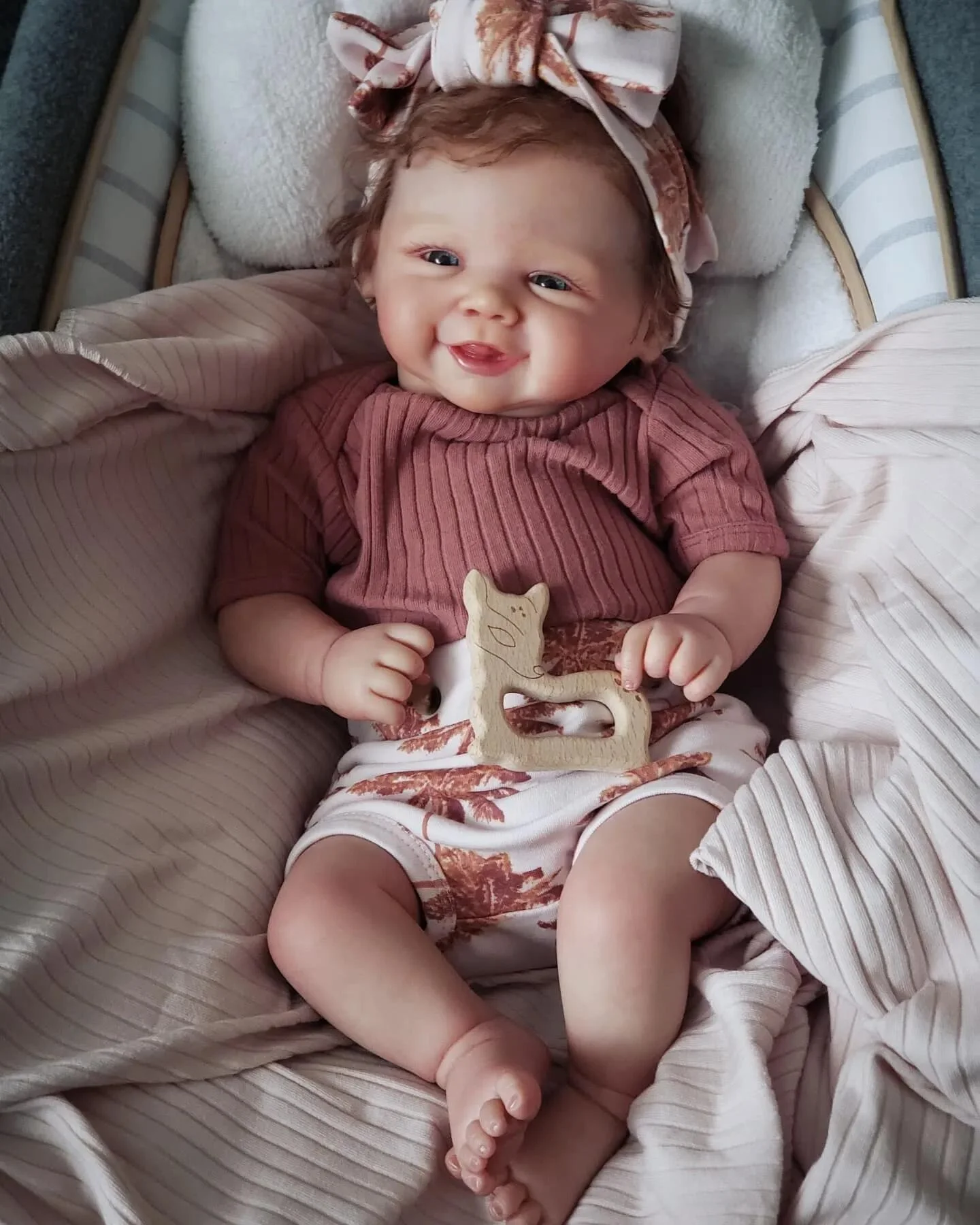 Muñeca Reborn Vivienne realista de pelo enraizado a mano - imagen 2