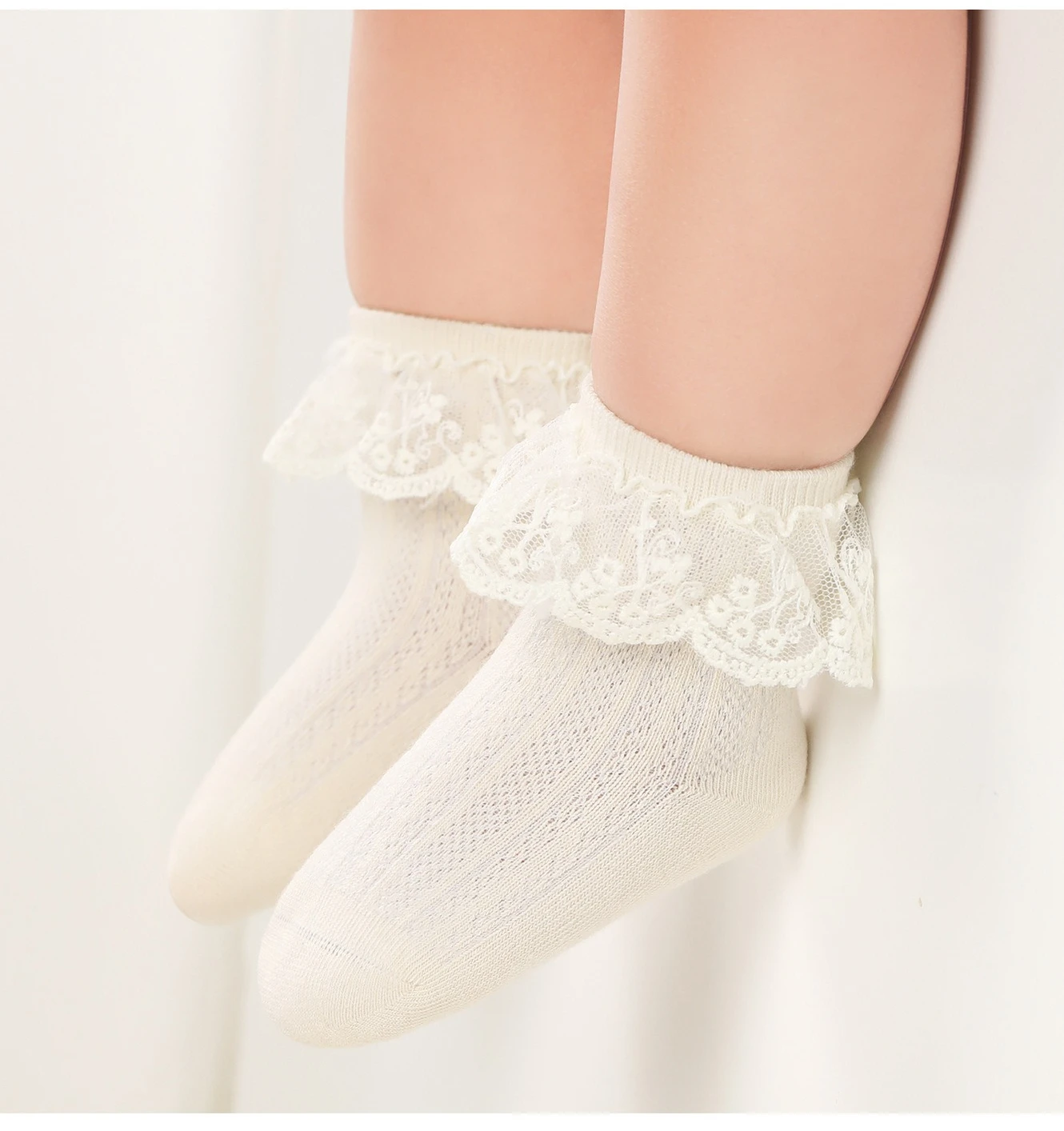 Detalle de encaje en calcetines para niña pequeña