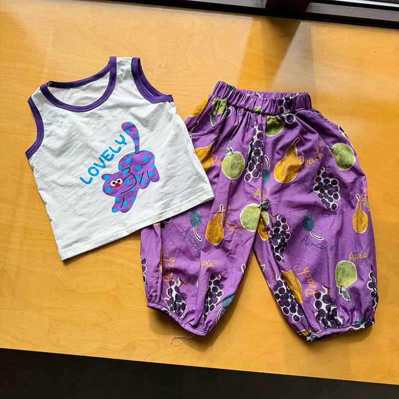 Conjunto infantil de verano con estampado de frutas