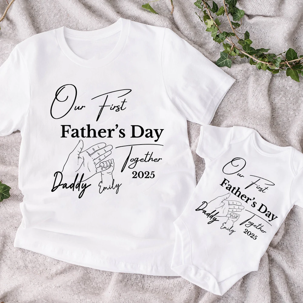 Personalizado nuestro primer día del padre juntos 2025 ropa familiar camisa personalizada para papá mono de bebé regalo del primer día del padre - imagen 2