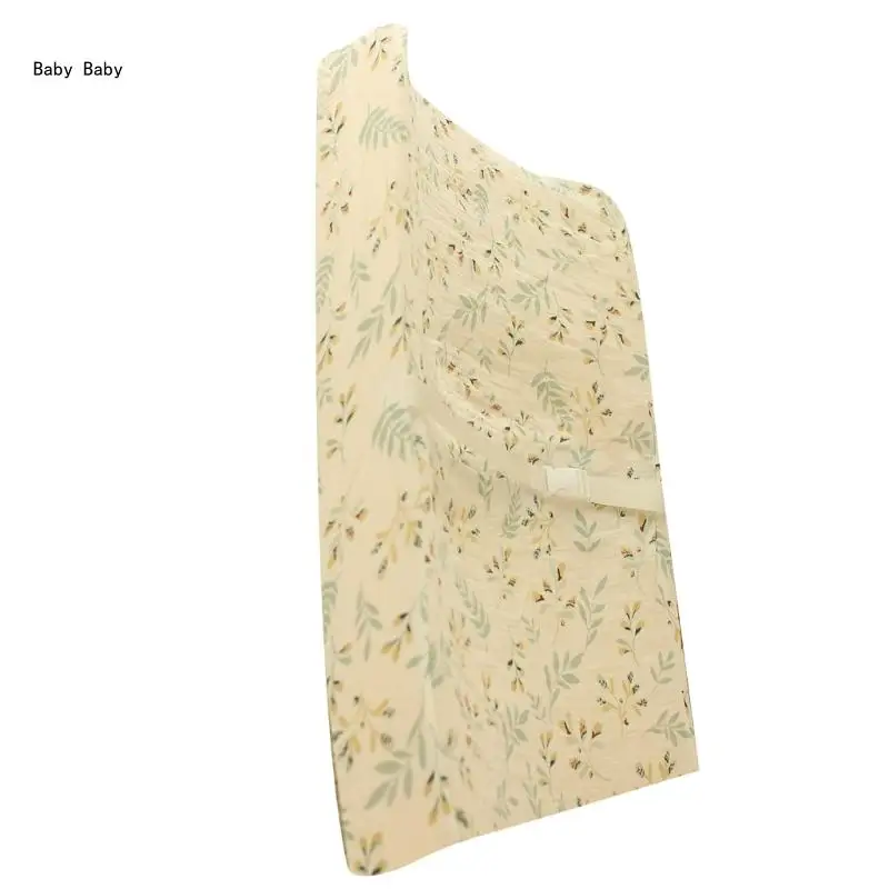 Una manta de bebé blanca con un patrón floral