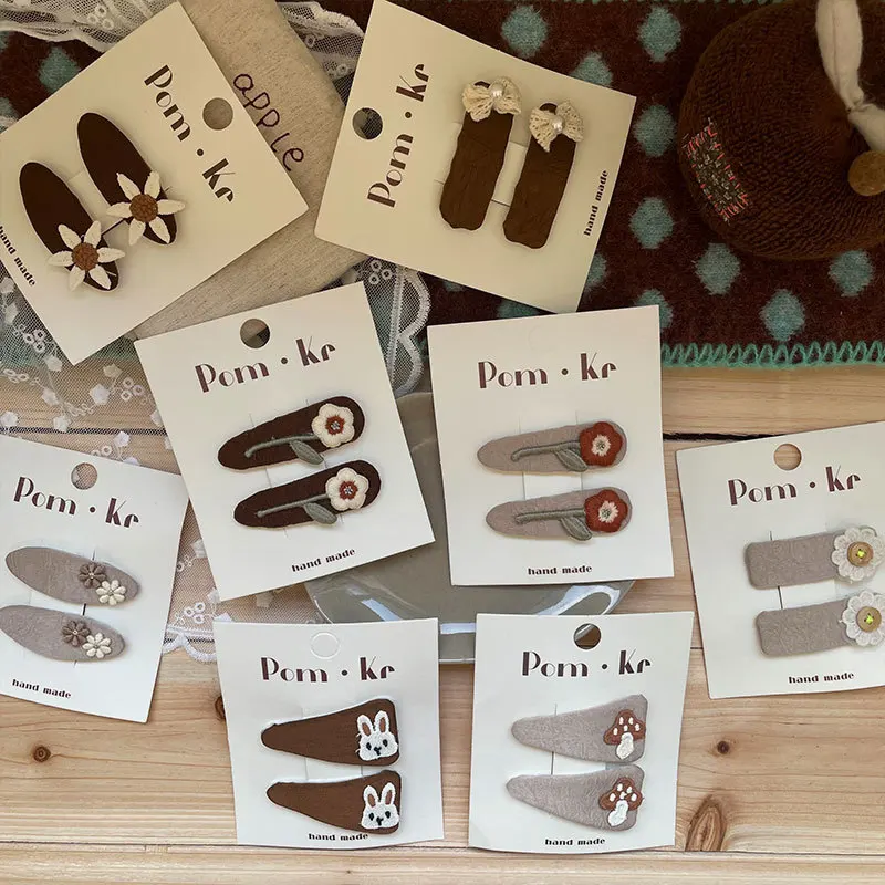 Pinzas para el pelo de bebé bordadas – Lazo floral caramelo suave - imagen 3