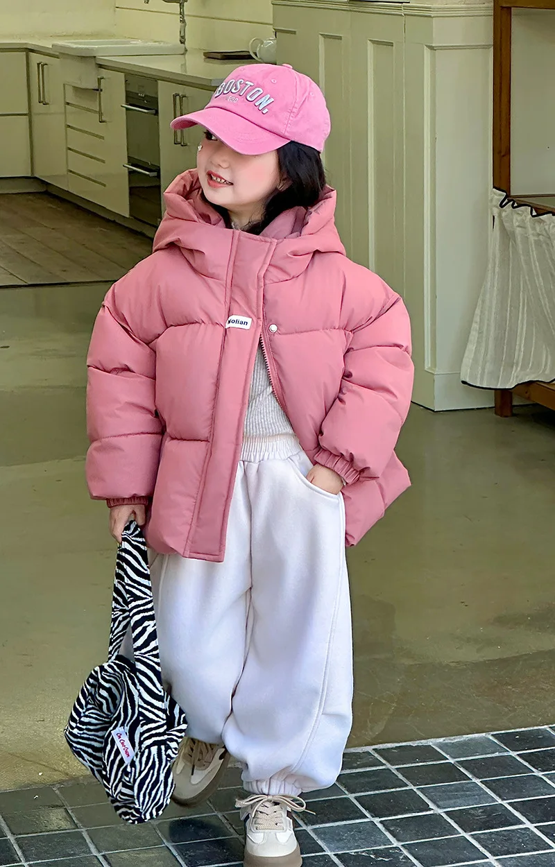 Detalle de capucha de abrigo de invierno para niño