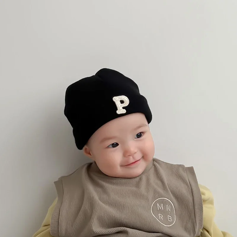 Gorros térmicos blancos con letras P para bebé, gorros cálidos de lana de punto para niños, moda coreana, Otoño e Invierno - imagen 4