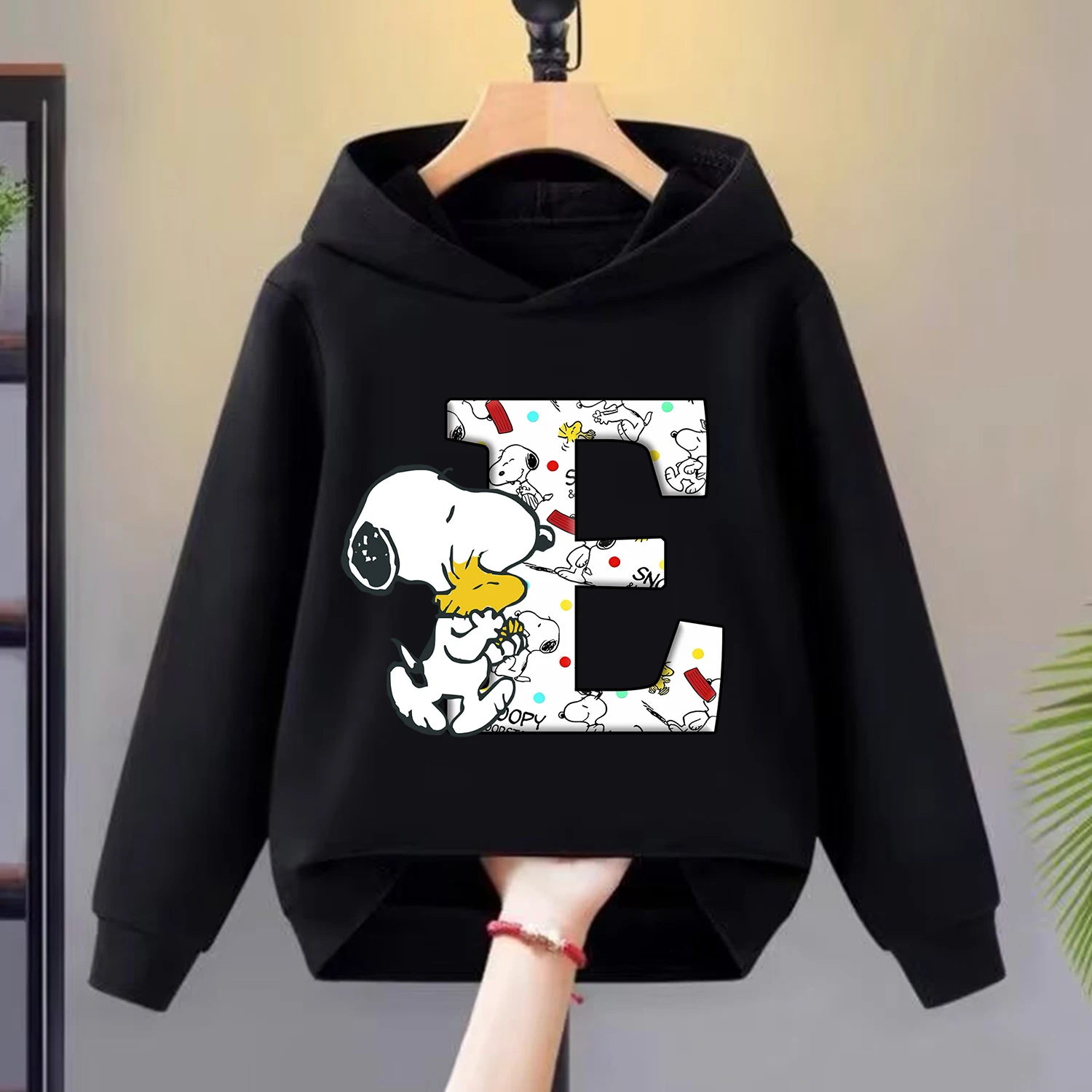 Sudadera con capucha gruesa de Snoopy para niños, ropa de dibujos animados con letras de A-Z, ropa con capucha negra para niños y niñas, sudadera de Anime Kawaii, regalo para niños