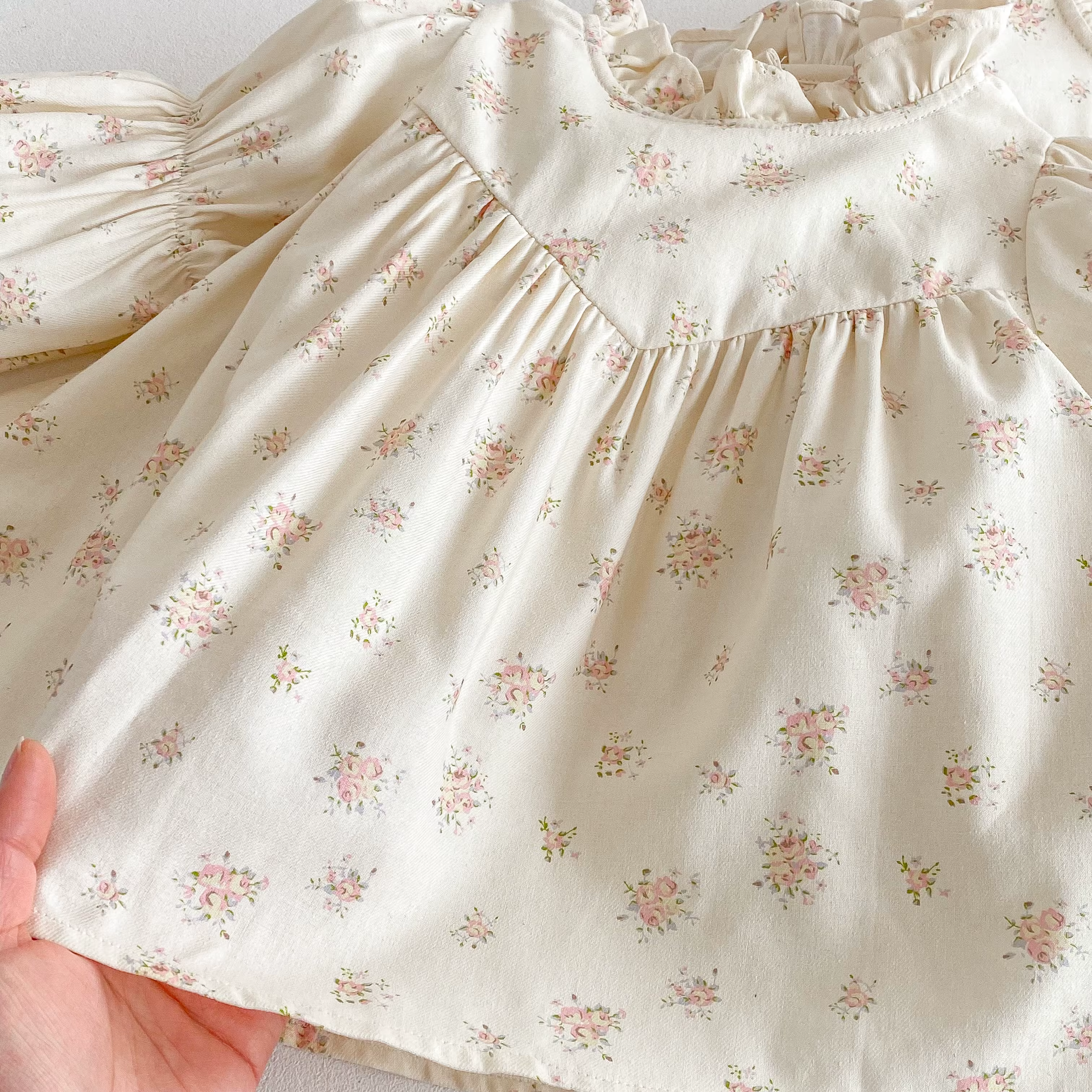 Camisa de niña con volantes y estampado floral - imagen 5