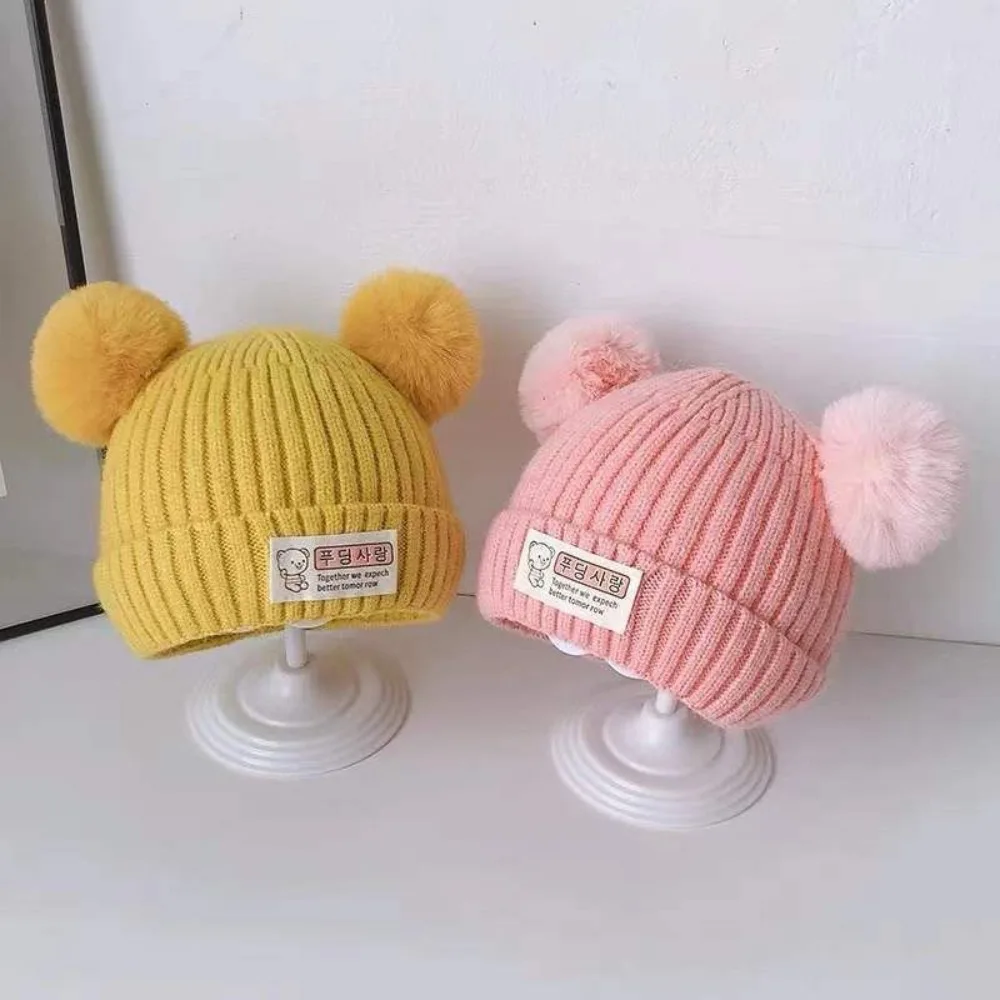 Nuevo Gorro tejido de Color sólido para bebé, gorro cálido suave con bola de felpa para niños de 0 a 3 años, gorro de invierno para niños y niñas