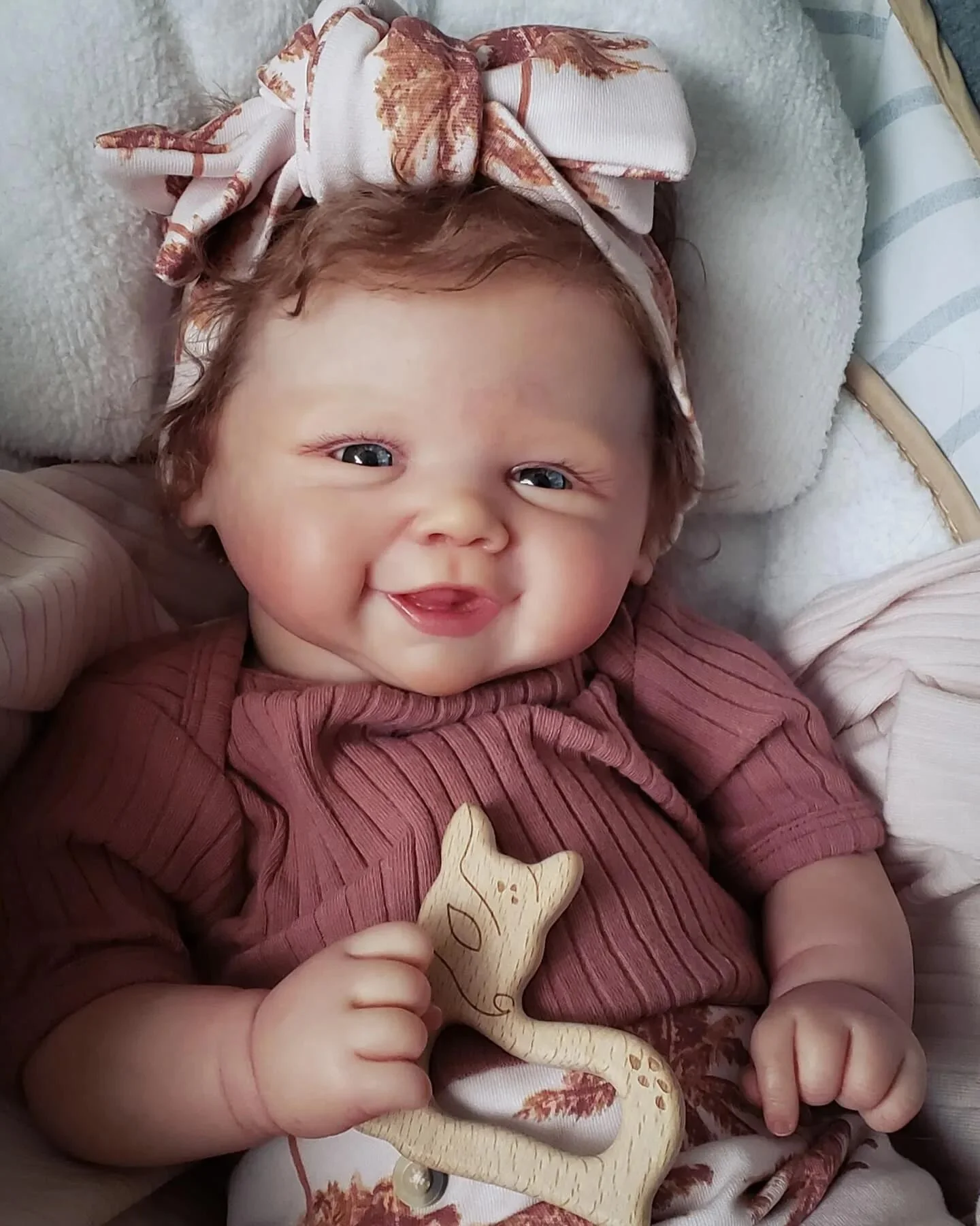 Muñeca Reborn Vivienne realista de pelo enraizado a mano - imagen 3