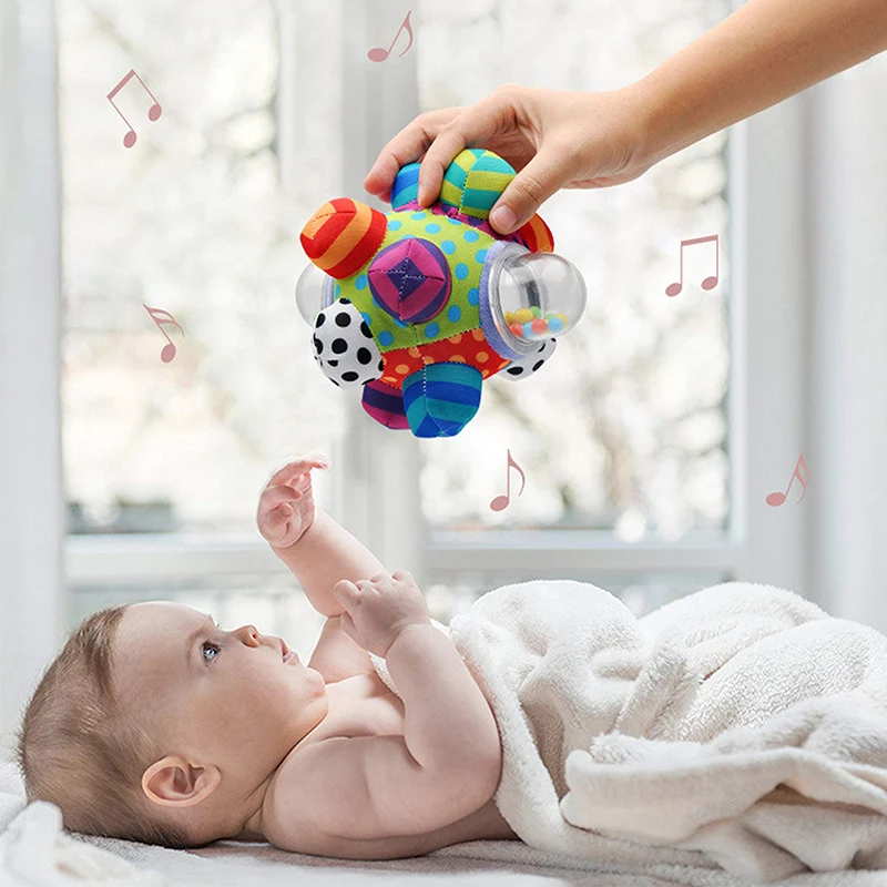 Bebé jugando con sonajero