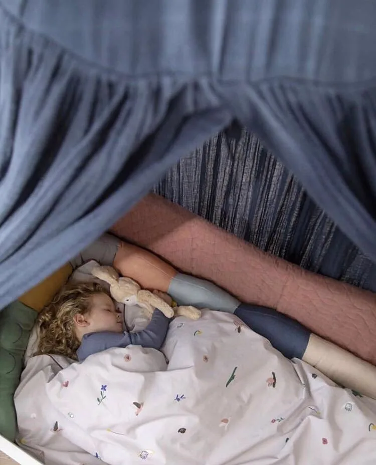Parachoques de cocodrilo como elemento decorativo en habitación infantil