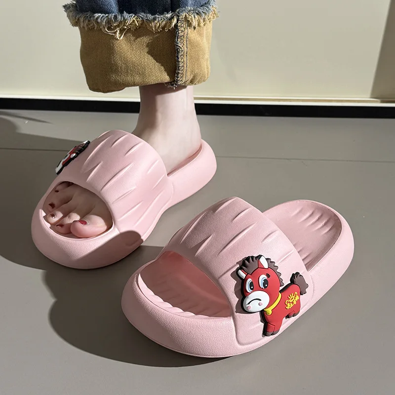 Pantuflas infantiles rojas antideslizantes con diseño de poni - imagen 4