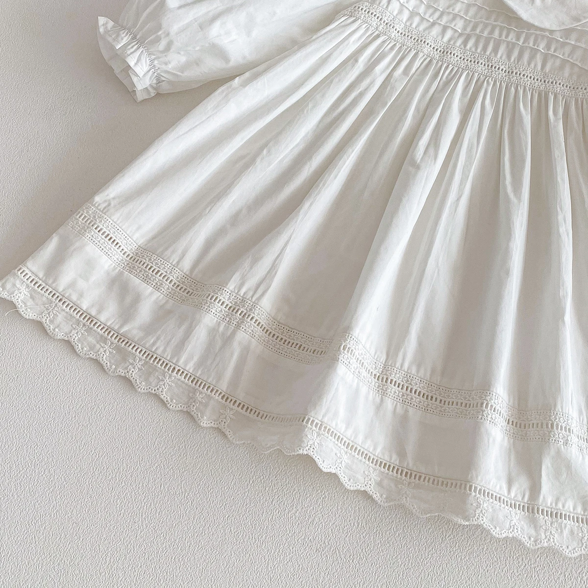 Vestido blanco de algodón para niña con cuello Peter Pan y encaje - imagen 5