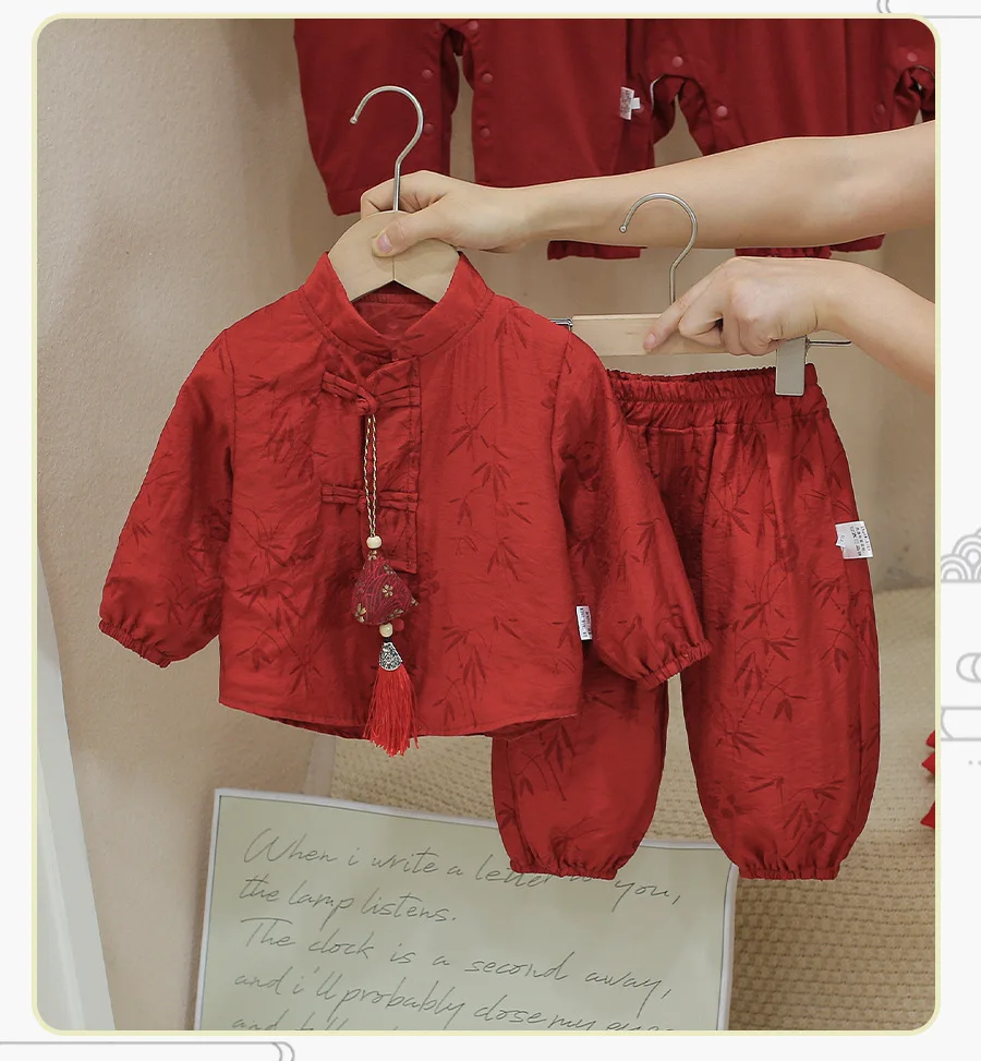 Detalle del top rojo estilo chino