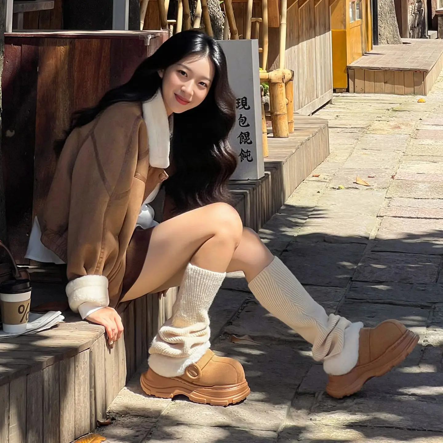 Nuevas zapatillas cálidas para mujer, botas de nieve de suela gruesa antideslizantes para interior del hogar, invierno 2025, se pueden usar al aire libre