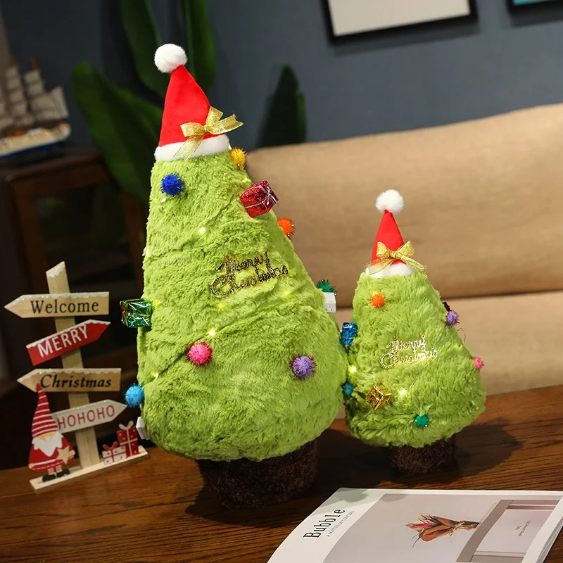 Árbol de Navidad de felpa verde en diferentes tamaños