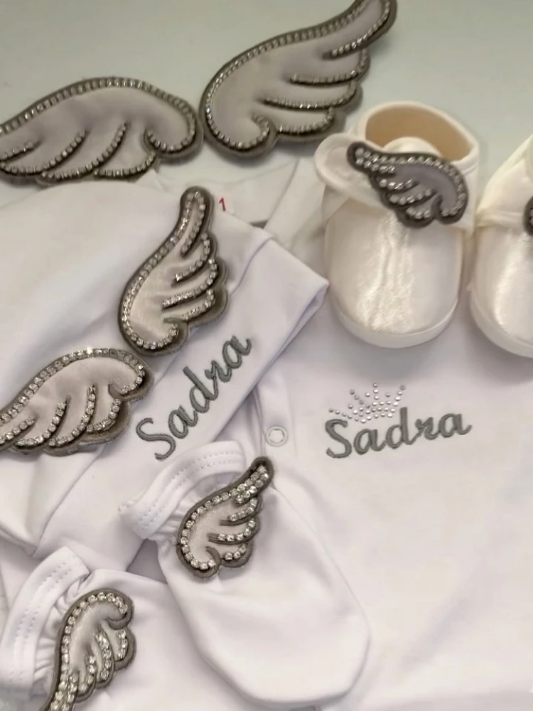 Dollbling, 4 Uds., trajes con alas, cualquier nombre, conjunto de regalo personalizado con bordado de madera dulce, pijamas para bebé, sombrero, vestido Ceremonial de bienvenida a casa - imagen 5