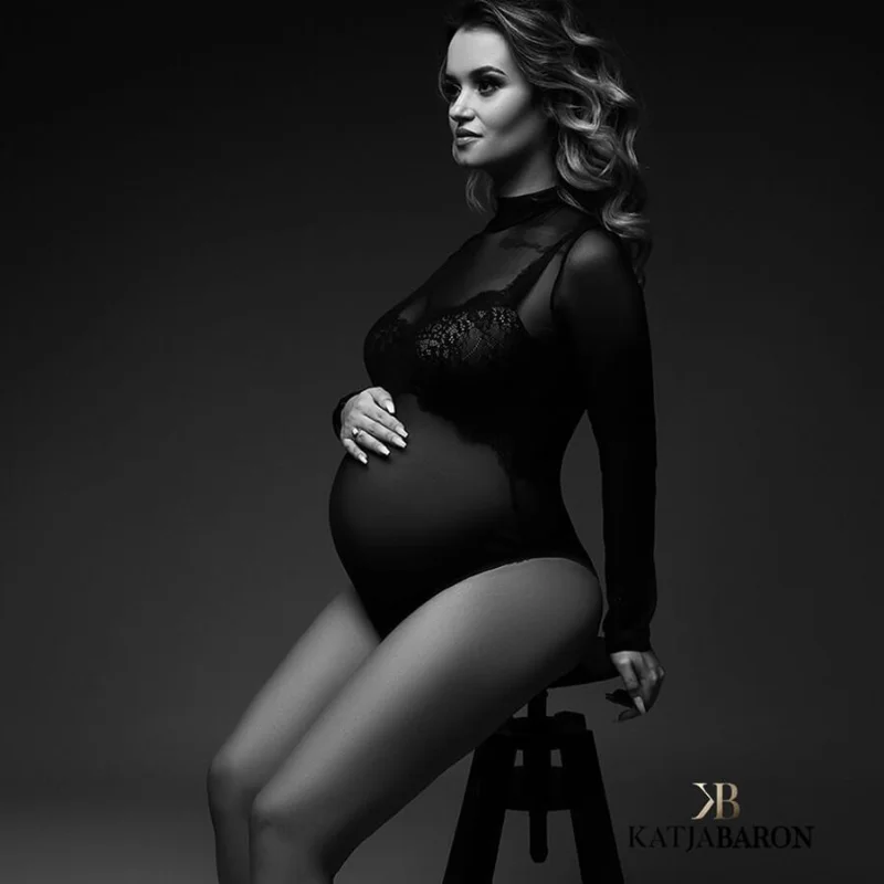 Modelo embarazada luciendo el body
